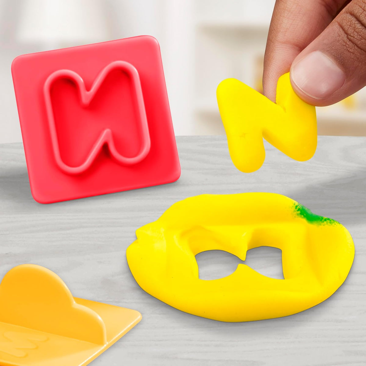 Play-Doh Set de Letras ABC – 26 Sellos + 6 Colores de Plastilina | Aprende Jugando